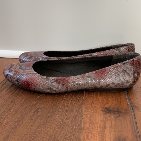 Stuart Weitzman snake skin flats size 12 - Picture 2 of 6